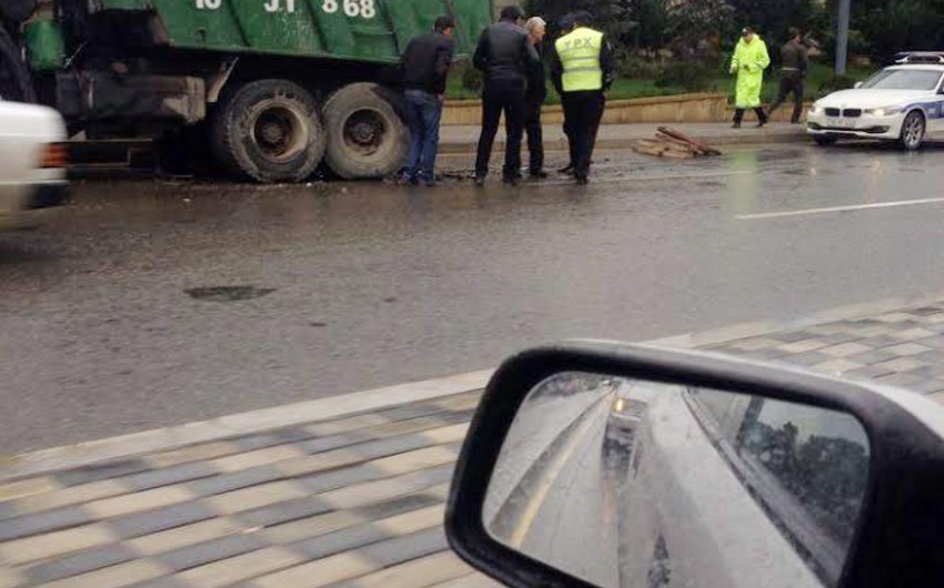 В Баку столкнулись два грузовика, водитель получил травму - ФОТО