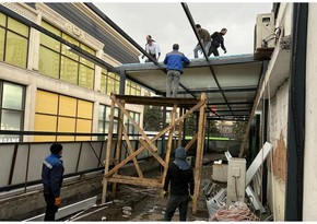 На одной из улиц Баку снесена незаконная пристройка