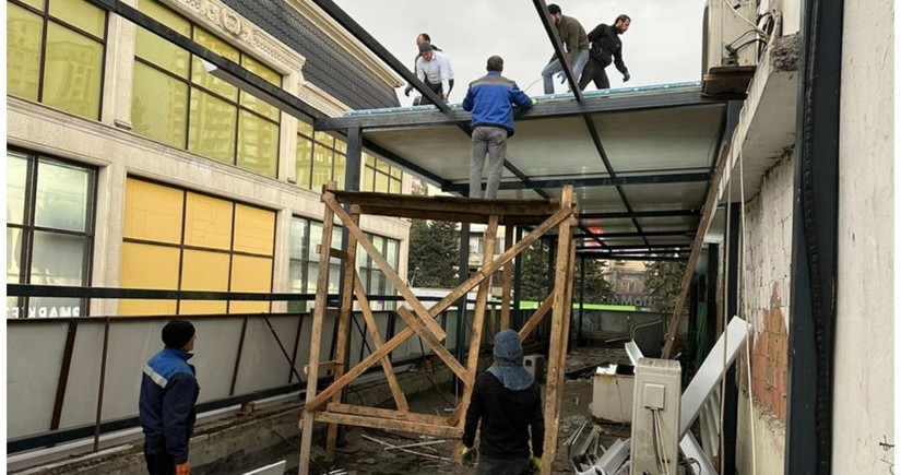 На одной из улиц Баку снесена незаконная пристройка