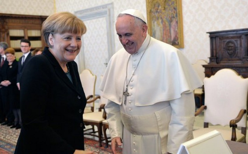 Меркель передала Папе Римскому деньги для детей-беженцев