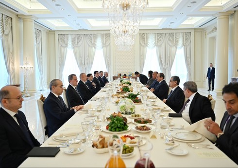 От имени президента Азербайджана дан обед в честь президента Египта