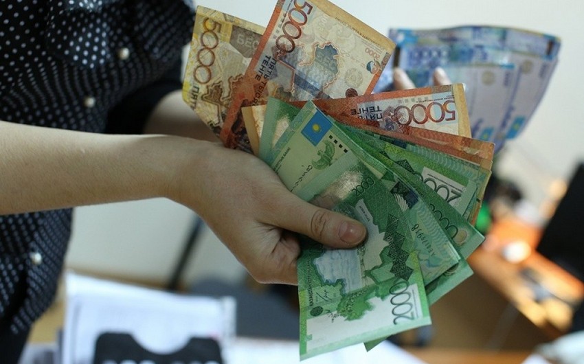 Национальная валюта Казахстана продолжает свое падение относительно доллару