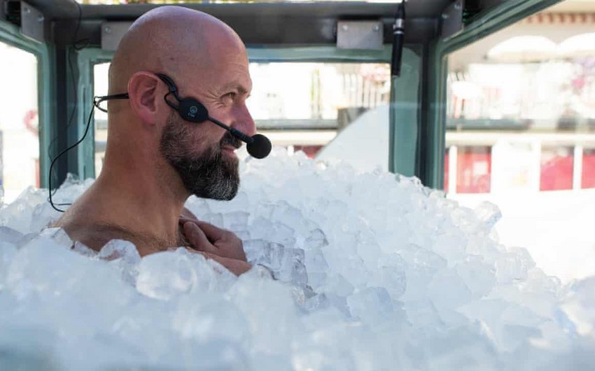 Avstriyalı buzla dolu kabinədə qalaraq dünya rekorduna imza atıb