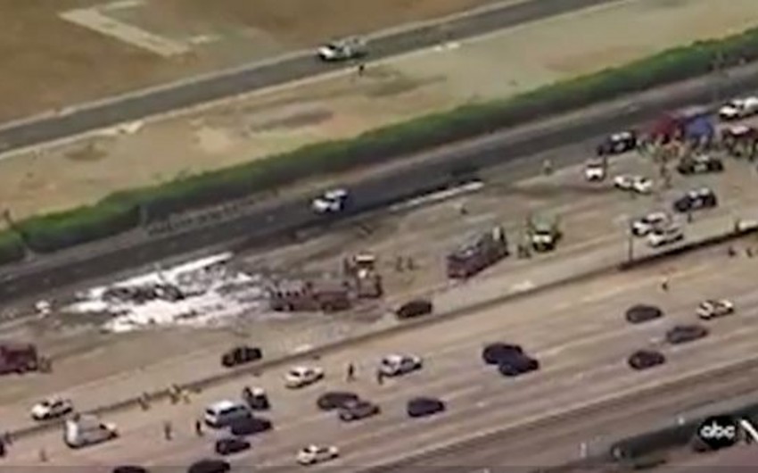 Самолет рухнул на шоссе в Калифорнии - ВИДЕО