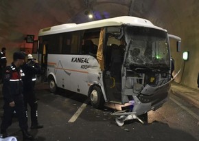 Türkiyədə mikroavtobus TIR-la toqquşub, 14 nəfər yaralanıb