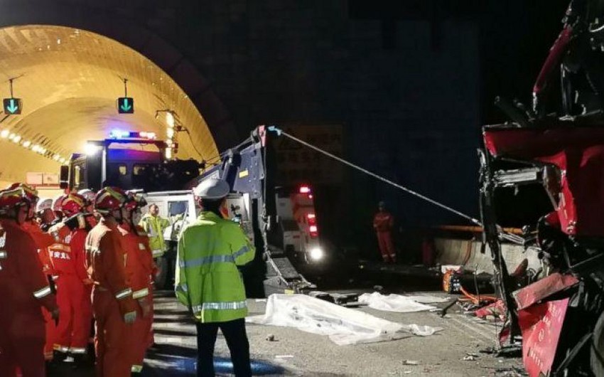 В Китае пассажирский автобус врезался в стену в тоннеле, погибли 14 человек