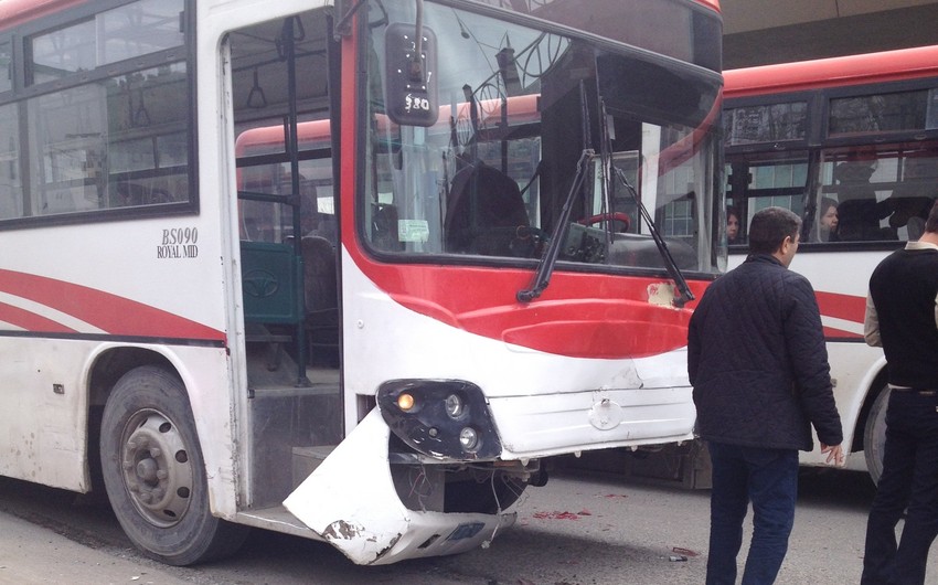 В Баку пассажирский автобус совершил аварию на остановке, есть погибший и раненые