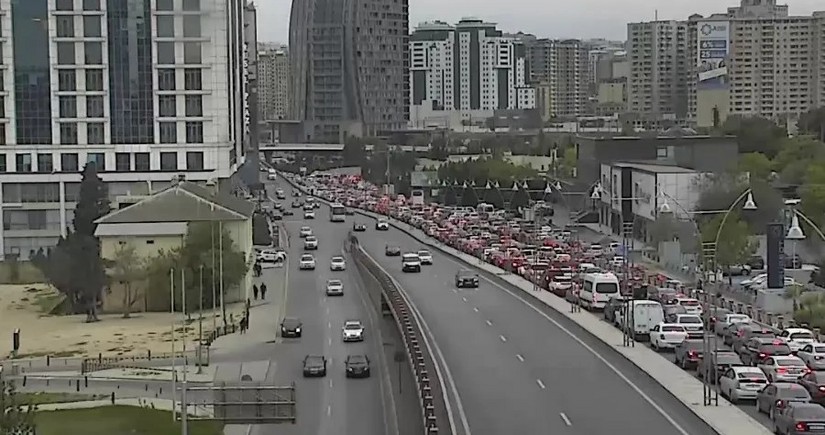 Bakının bir sıra yollarında tıxac yaranıb - SİYAHI 