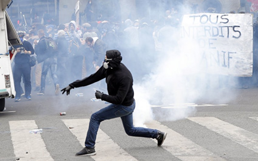 В ходе демонстраций в Лионе пострадали пять сотрудников полиции