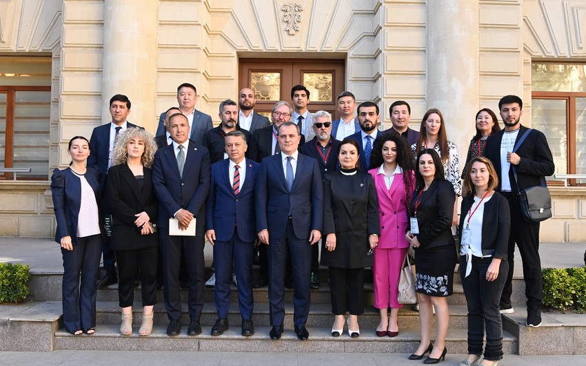 Jeyhun Bayramov meets with participants of Azerbaijan-Europe Media Forum