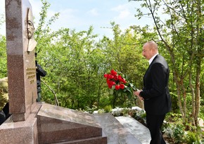 Ilham Aliyev visits Mir Mohsun Navvab Garabaghi's tomb in Jidir Duzu plain