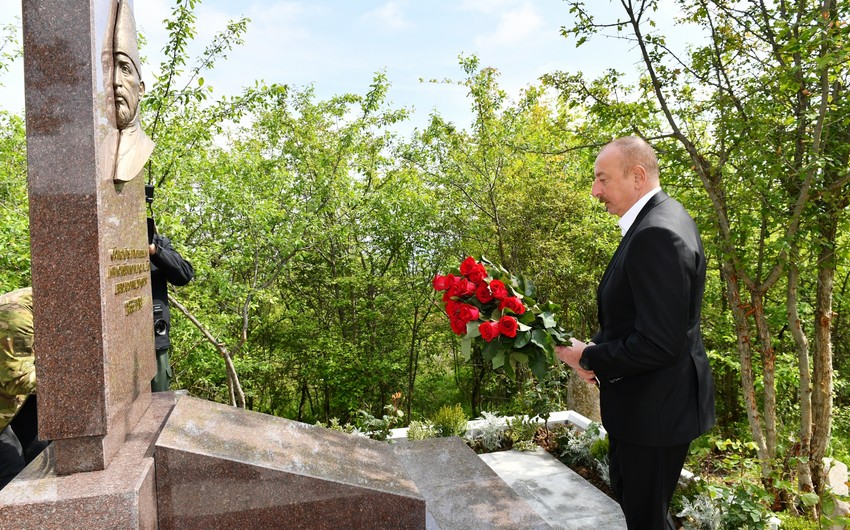 Ilham Aliyev visits Mir Mohsun Navvab Garabaghi's tomb in Jidir Duzu plain