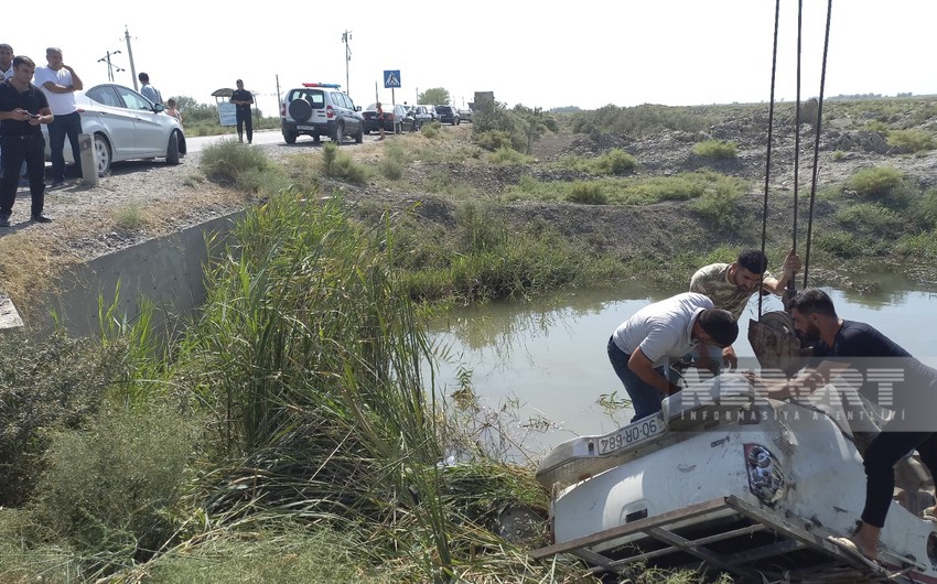 В Кюрдамире автомобиль опрокинулся в водоканал, два человека утонули