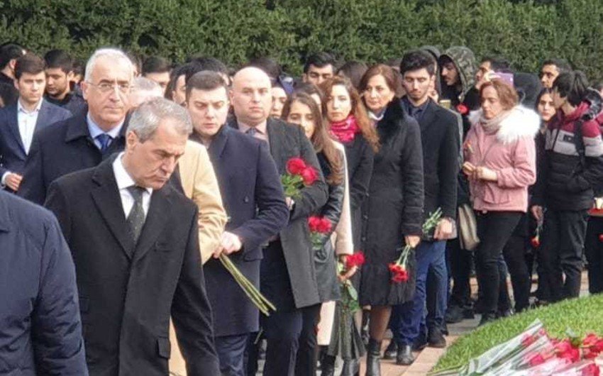 Nizami Gəncəvi Beynəlxalq Mərkəzinin kollektivi ulu öndərin məzarını ziyarət edib