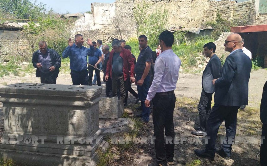 В храме Иоанна в Гадруте обнаружены разрушенные и спрятанные армянами древние надгробия 