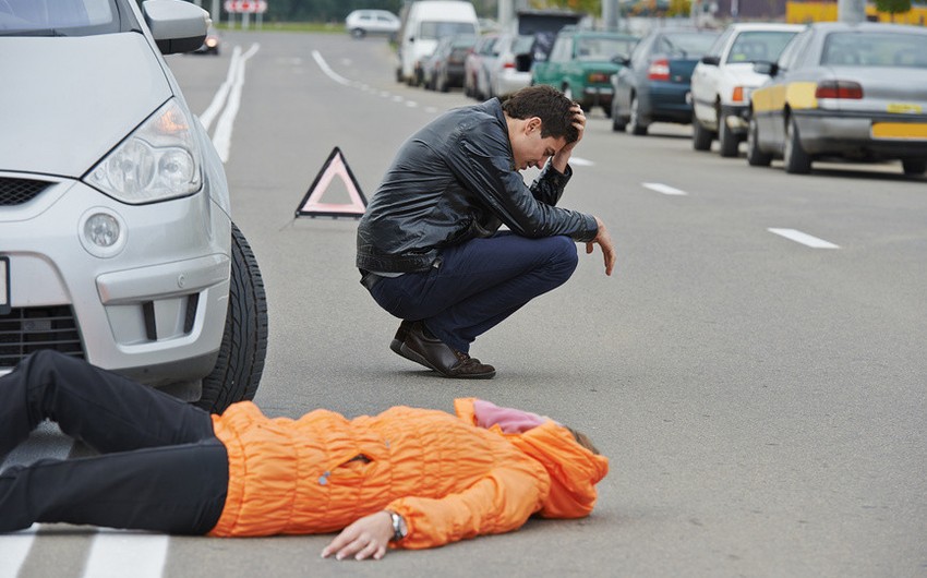 В Баку автомобиль насмерть сбил пешехода