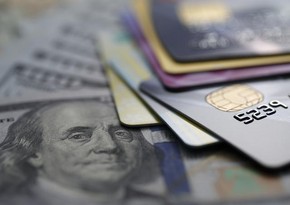 Долги жителей США по кредитным картам достигли почти $1 трлн впервые с 1999 года