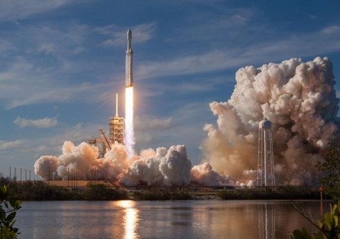 Запуск ракеты SpaceX с новой группой интернет-спутников Starlink перенесен на сутки