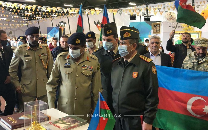 Zakir Hasanov gets acquainted with Azerbaijani stand in Moscow