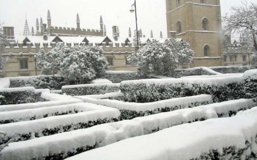 Снег в Британии привел к закрытию школ и перебоям в работе транспорта