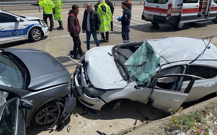 Türkiyədə ardıcıl iki yol qəzası olub, 10 nəfər yaralanıb