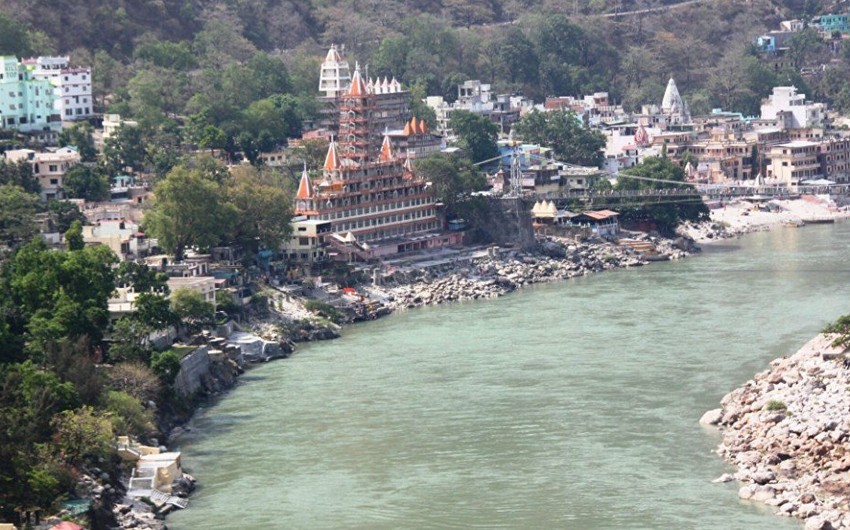 В Индии из реки Ганг выловили шесть тел умерших от COVID-19