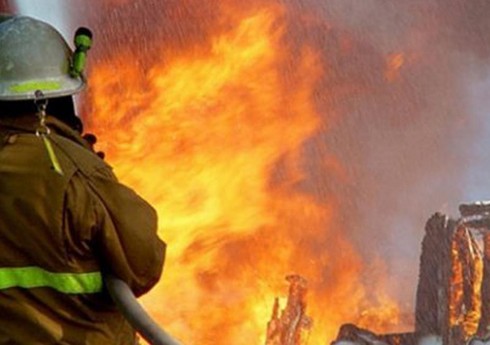 В Баку произошел пожар в жилом доме, эвакуированы 10 человек