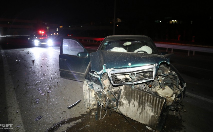 Гололед на дорогах Баку стал причиной цепной аварии, 2 человека пострадали - ФОТО