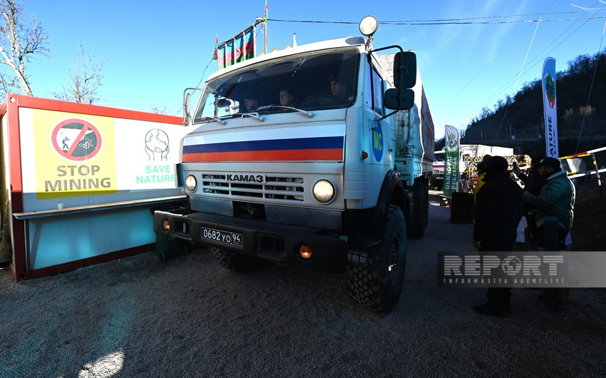 Two more vehicles belonging to Russian peacekeepers pass freely along Khankandi-Lachin road - VIDEO