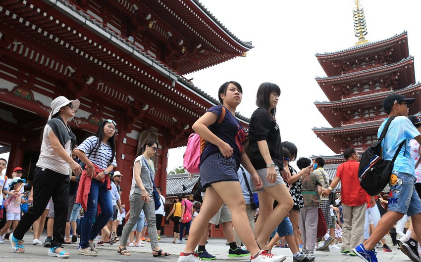 Japan plans to pay for half of tourists' expenses