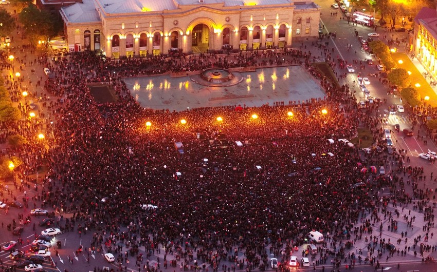 На митинг в центр Еревана пришли десятки тысяч человек