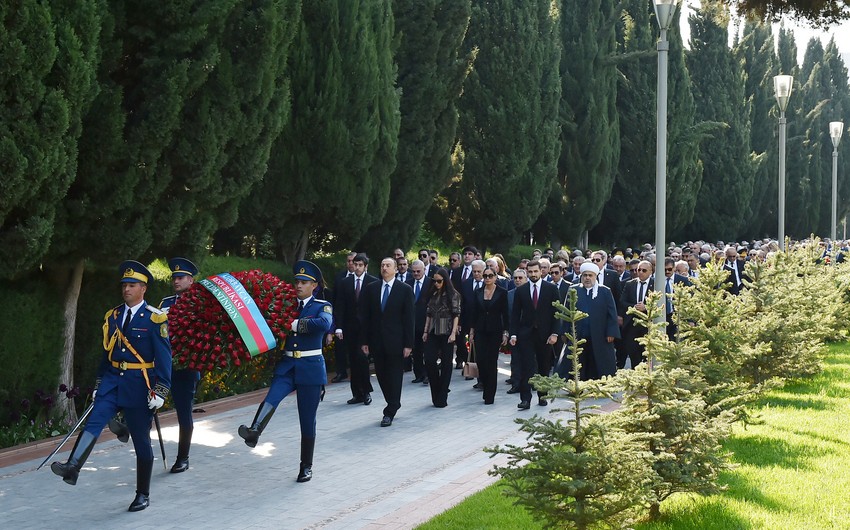 President Ilham Aliyev visited grave of national leader Heydar Aliyev in the Alley of Honor