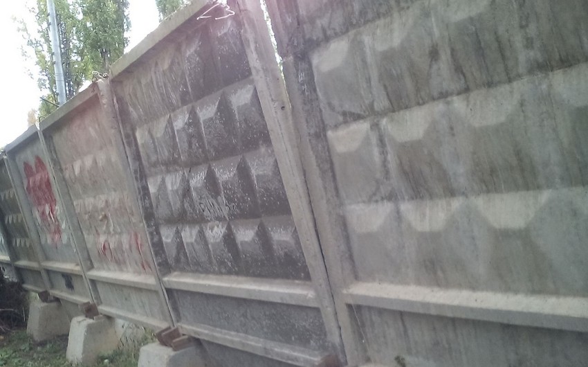 В Сумгайыте хозяин дома умер в результате обрушения бетонного забора