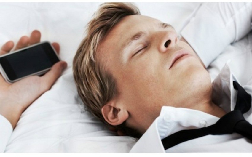 Həkimlər telefonun yanında yatmağın ziyanlı olduğunu bildirirlər