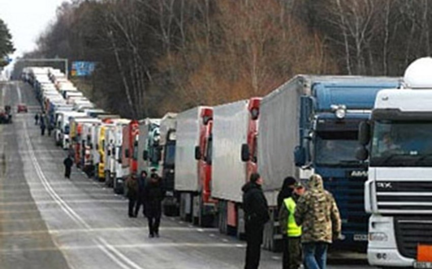 ​На границе Грузии и РФ образовалась автомобильная очередь