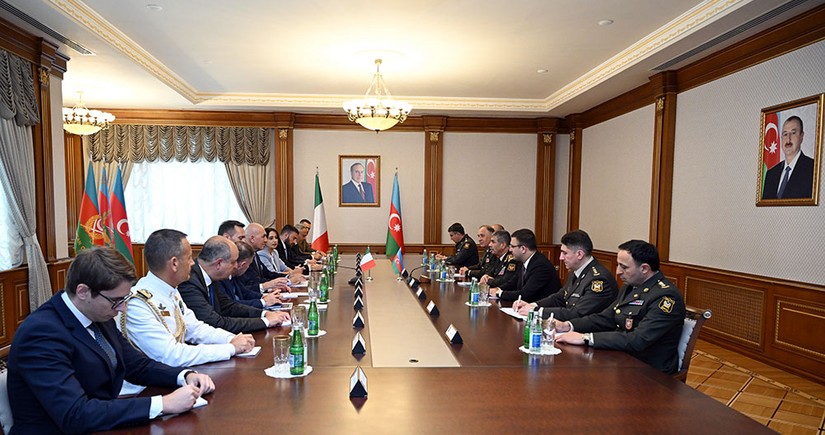 Azerbaijan's defense minister invites Italian counterpart to ADEX exhibition