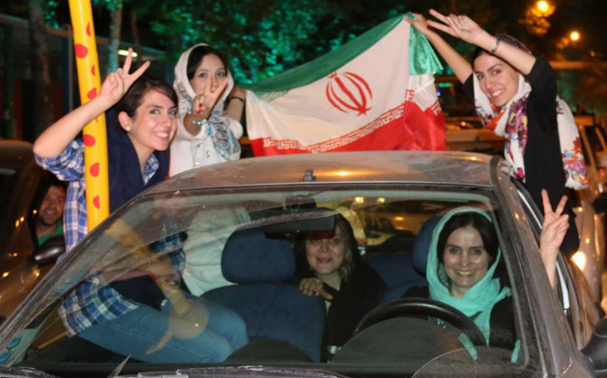 ​İranda minlərlə insan sanksiyaların ləğvini bayram edib - VİDEO