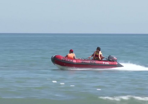 Сотрудники МЧС спасли мужчину, которого унесло на катере в открытое море 