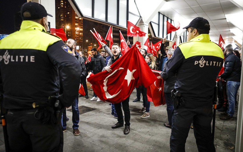 Голландская полиция попросила турецкого министра вернуться в Германию