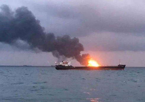 В Каспийском море произошел пожар на судне снабжения