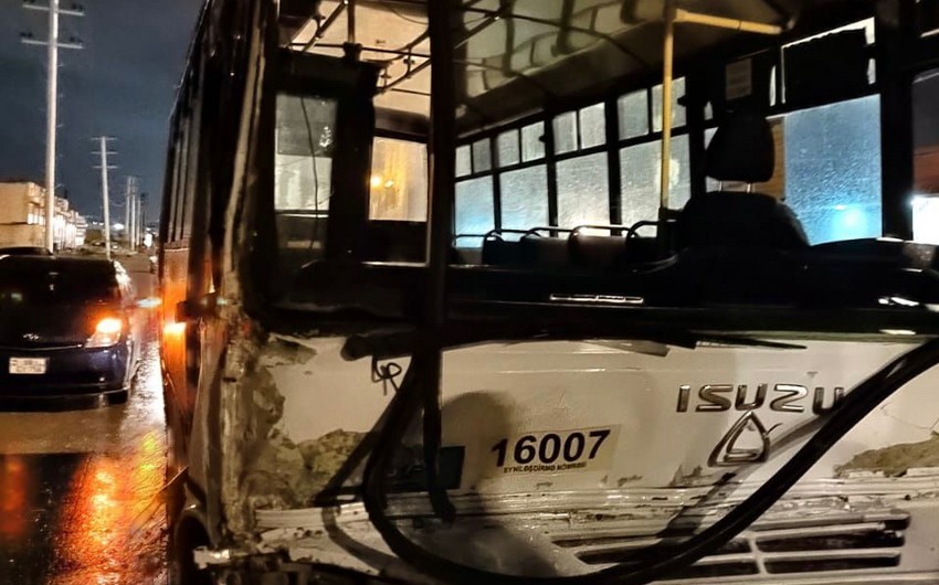 В Баку пассажирский автобус столкнулся с грузовиком