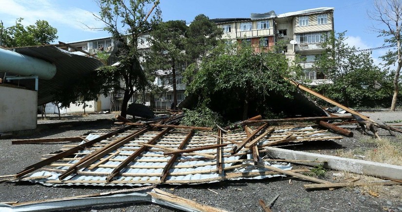 Şəkidə güclü külək binanın dam örtüyünü qoparıb, 5 avtomobilə ziyan dəyib