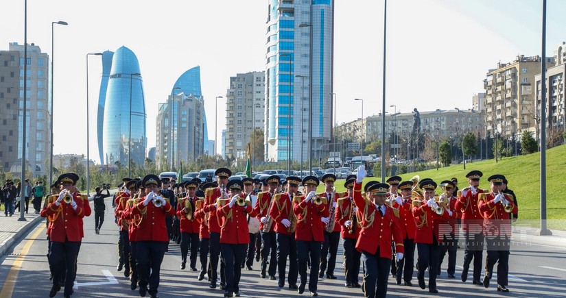 Bakıda Zəfər Günü münasibətilə hərbçilərin yürüşü keçirilib - VİDEO - YENİLƏNİB