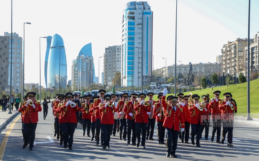 Bakıda Zəfər Günü münasibətilə hərbçilərin yürüşü keçirilib - VİDEO - YENİLƏNİB