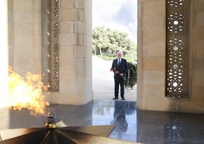 US ambassador to Azerbaijan visits Alley of Martyrs