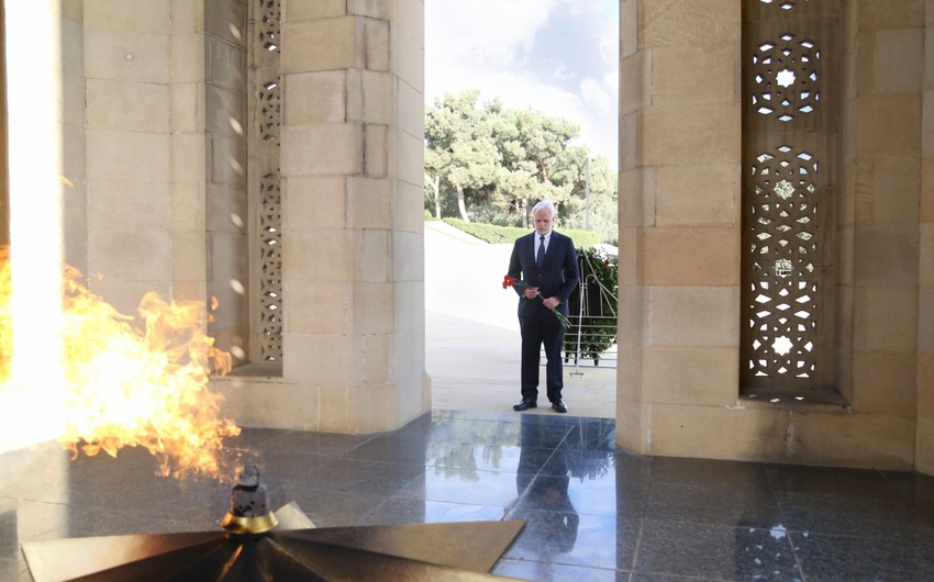 US ambassador to Azerbaijan visits Alley of Martyrs