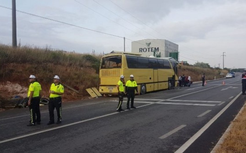 Türkiyədə avtobusla minik avtomobili toqquşub: 4 nəfər ölüb, 42 nəfər yaralanıb