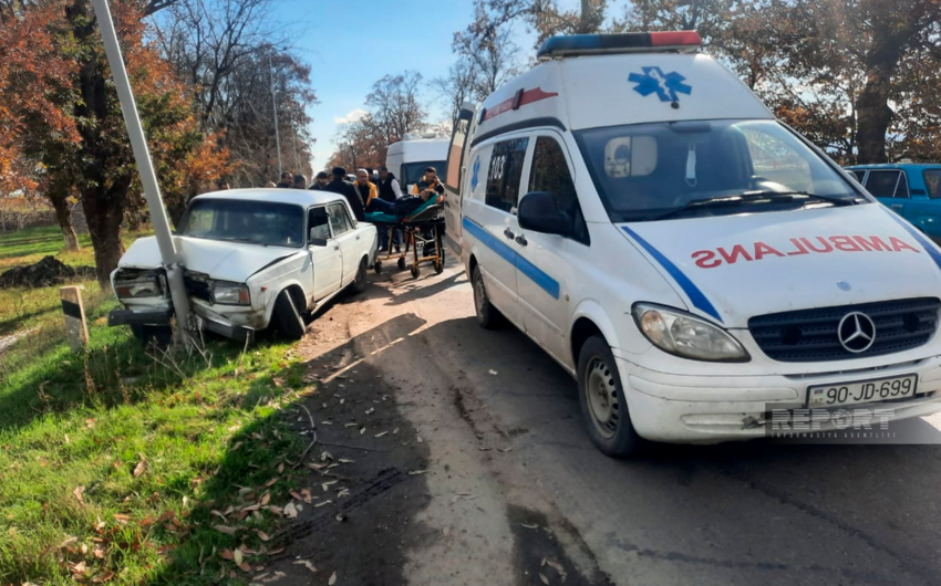 В Джалилабаде автомобиль врезался в столб, есть пострадавшие