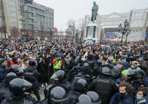 МВД РФ: Около 4 тыс. человек участвуют в незаконной акции в Москве