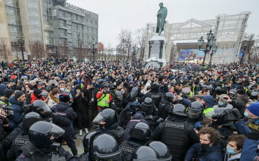 МВД РФ: Около 4 тыс. человек участвуют в незаконной акции в Москве